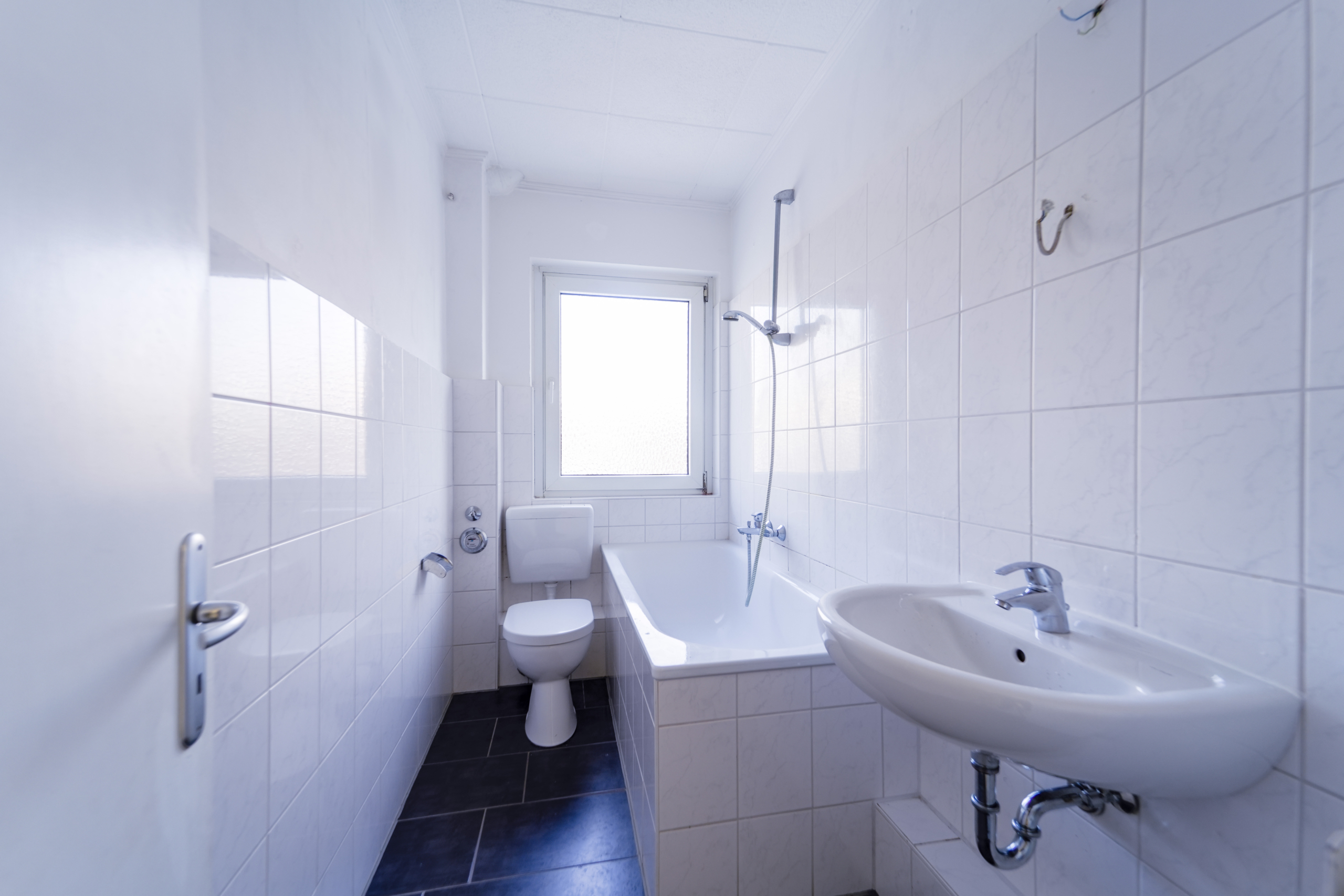 Badezimmer mit Badewanne.