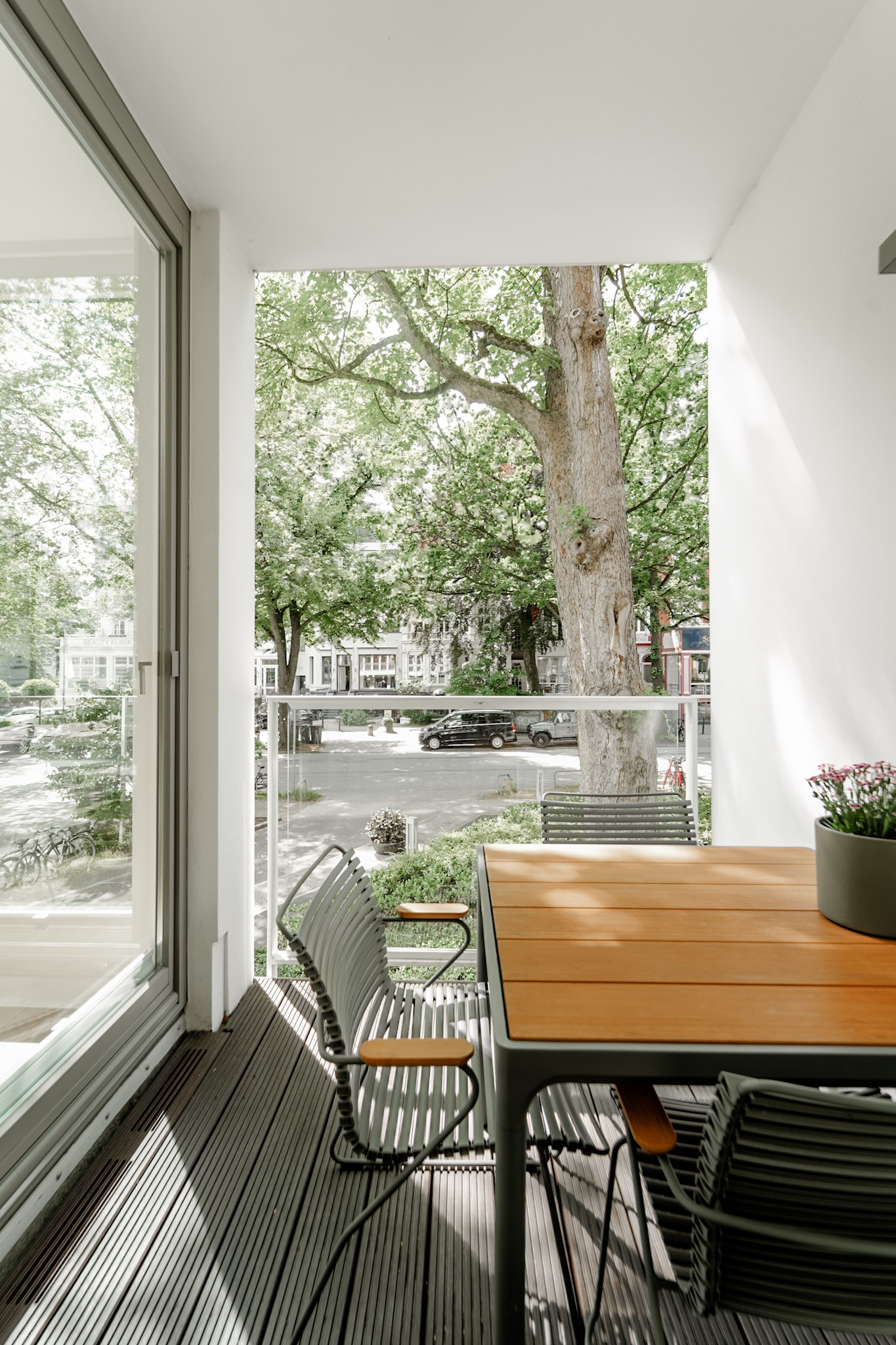 Balkon mit Ausrichtung zur Straße und Sitzmöglichkeiten