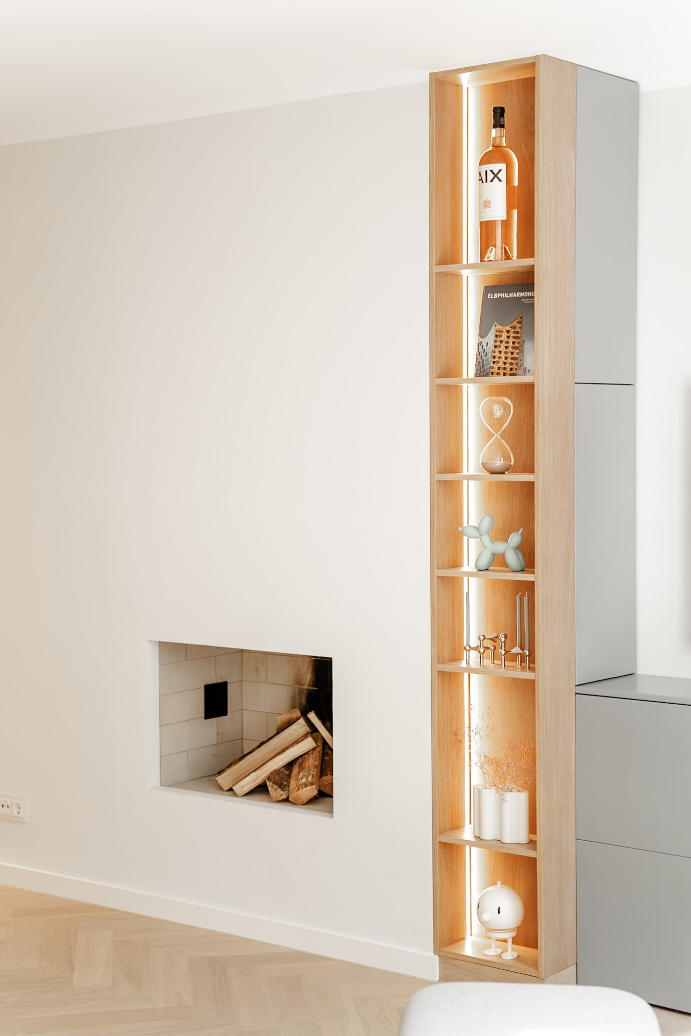 Moderner Holzkamin für kalte Winterabende