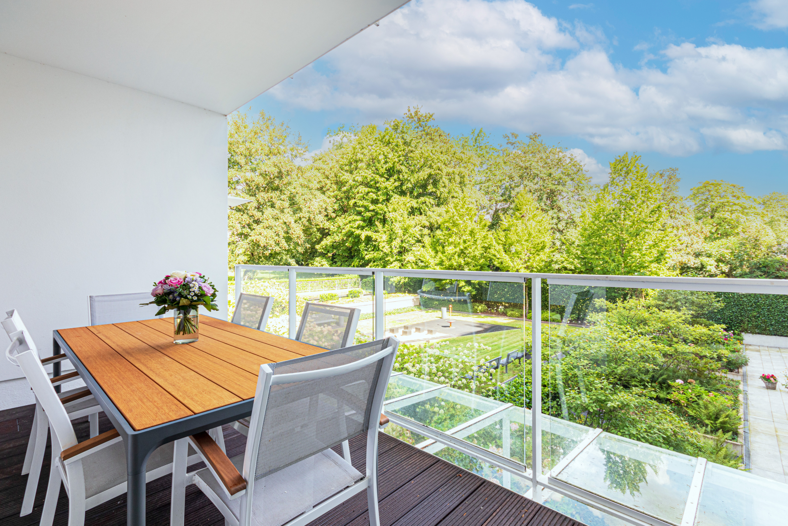 Großzügiger Balkon mit einem beruhigenden grünen Ausblick