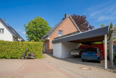 Außenansicht mit dem Carport