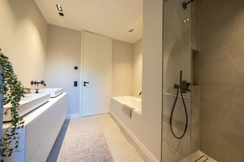 Badezimmer mit Badewanne & Dusche