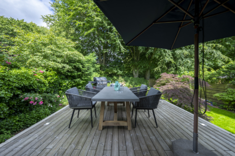 Garten mit großer Terrasse