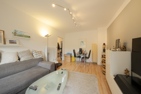 Wohnbereich mit Blick in Flur