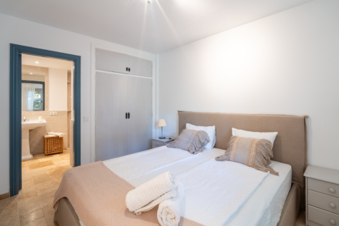 Schlafzimmer mit Zugang zum Bad