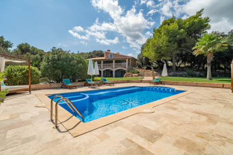 Außenanlage mit Pool & Platz für genügend Liegen