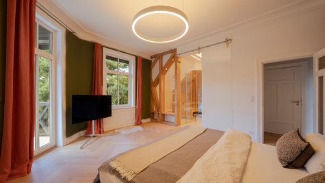 Master Bedroom mit Balkon und Blick auf die Sauna