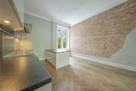 großzügige Küche mit Steinwand