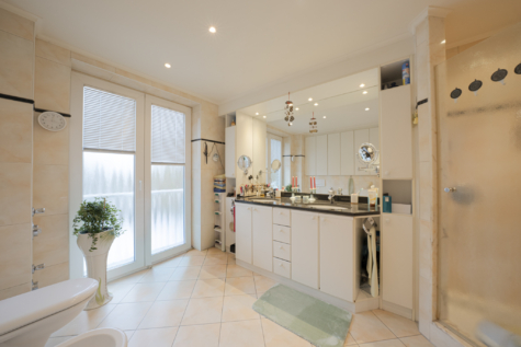 das Vollbad mit einem Doppelwaschtisch anliegend zu dem einen Schlafzimmer