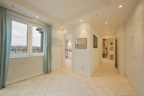 Blick aus dem Schlafzimmer in den Flur und in das angrenzende eigene Bad