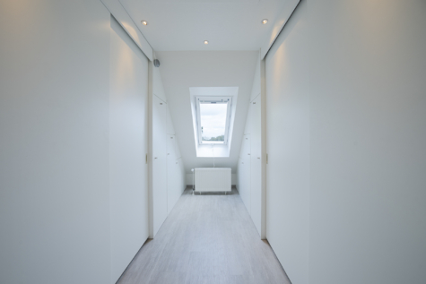 Ankleide zugänglich vom Schlafzimmer