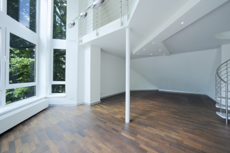 Wohnbereich mit Galerie und Zugang zur Terrasse