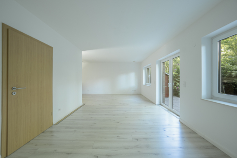 Wohn-Essbereich mit Blick in den Garten